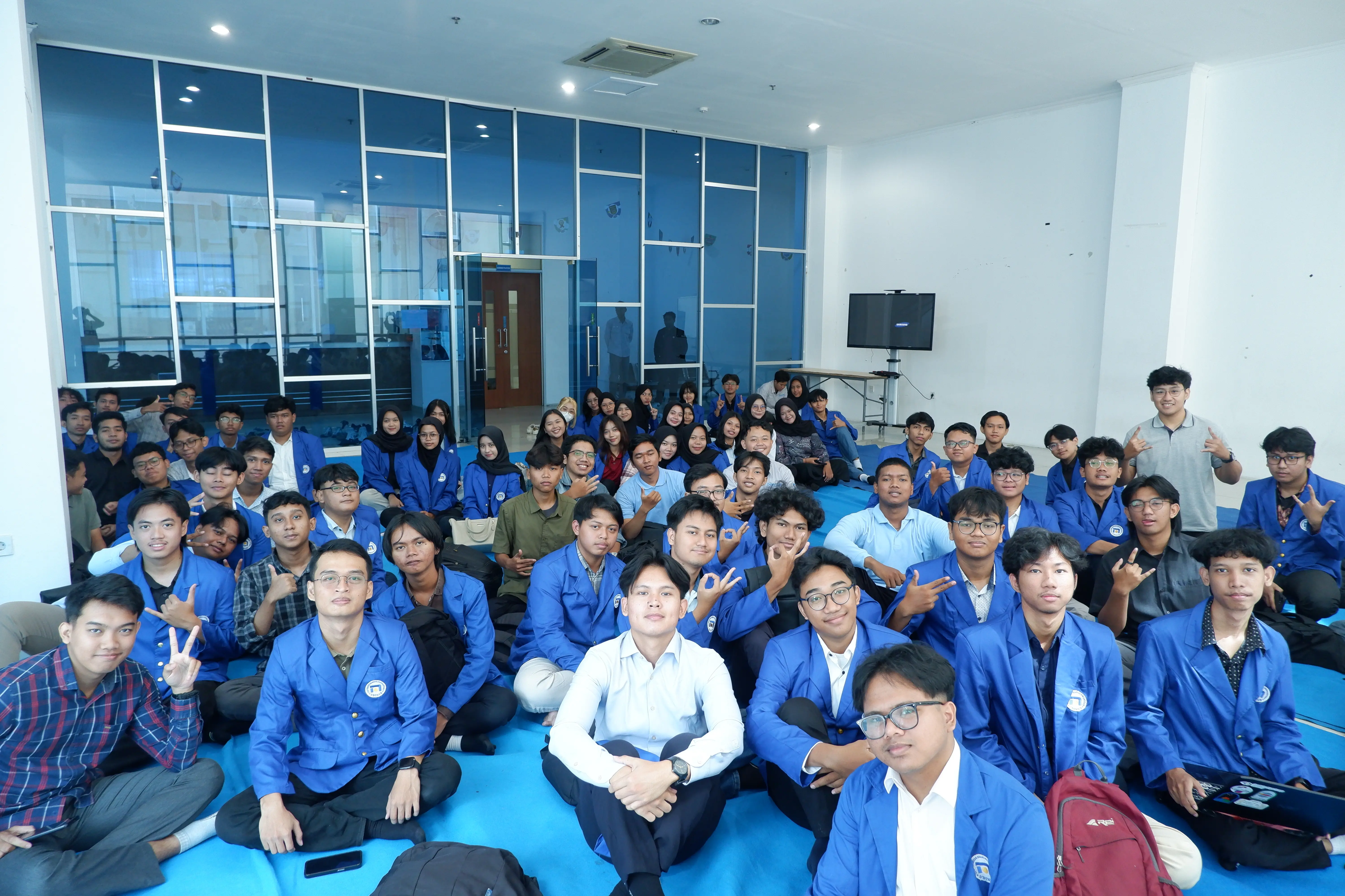 Foto bersama anggota DOSCOM