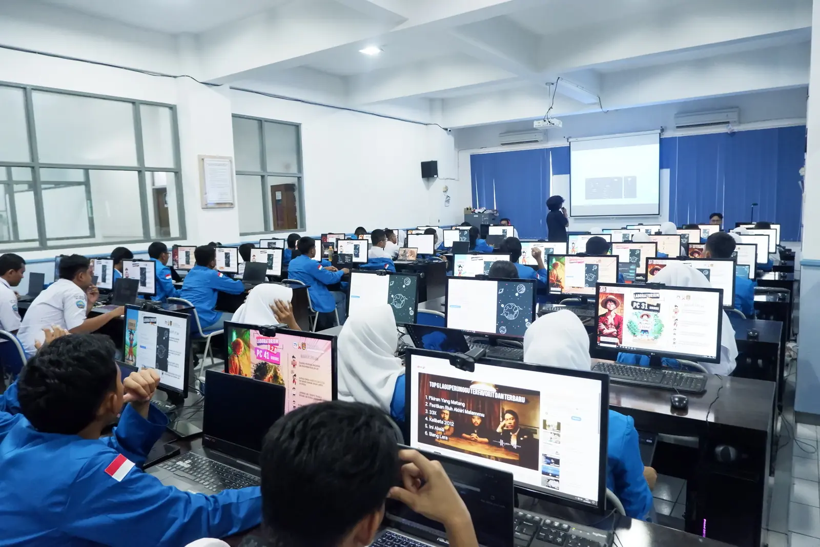 Sesi praktik di lab komputer