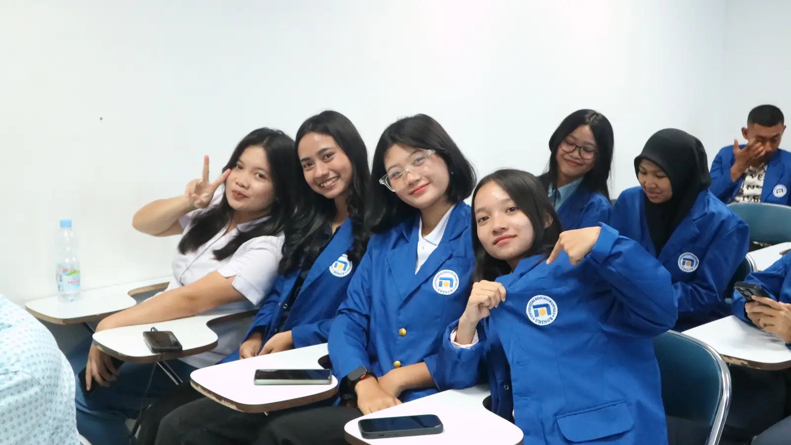 Tim divisi, senyum dulu