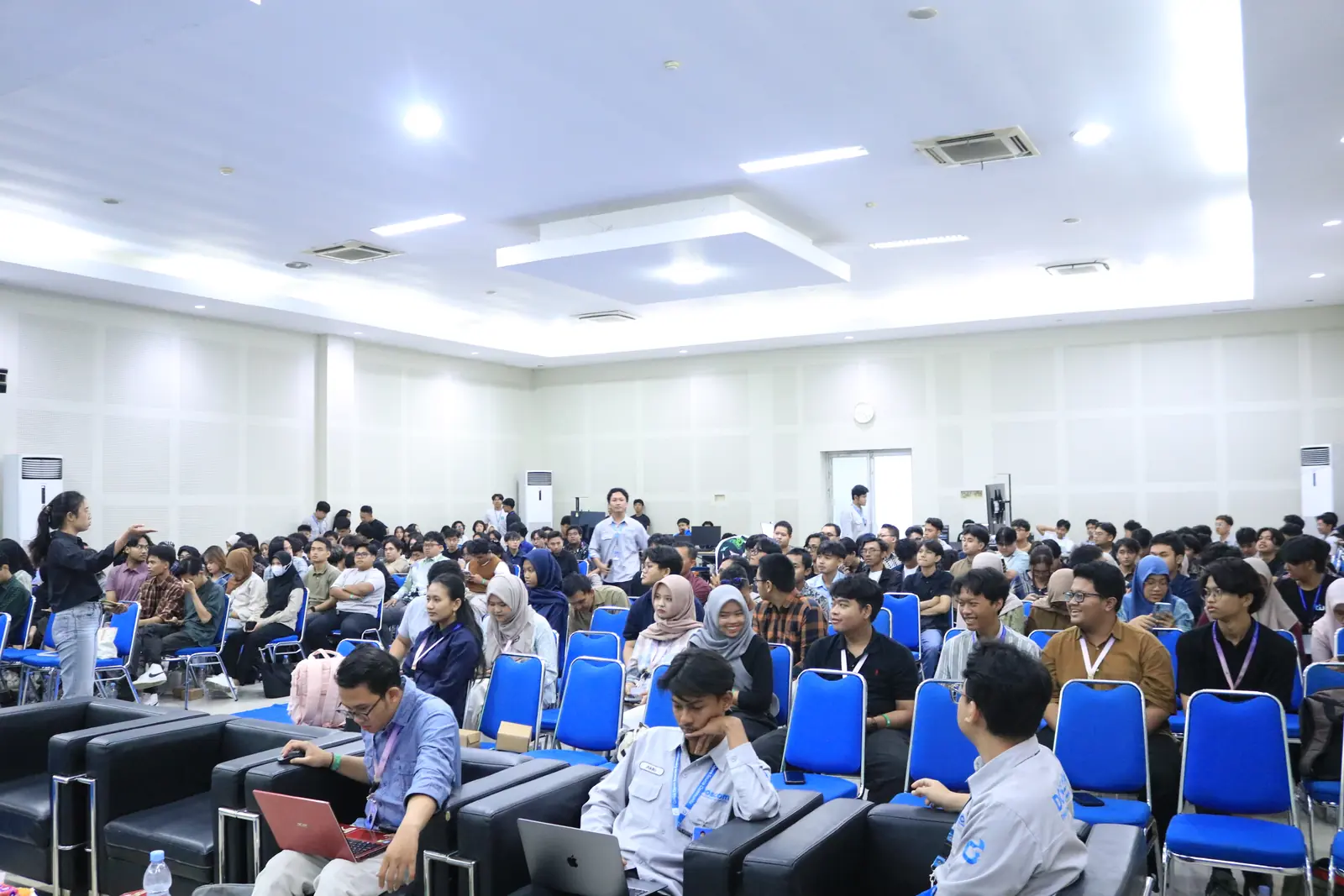 Menonton sesi di aula