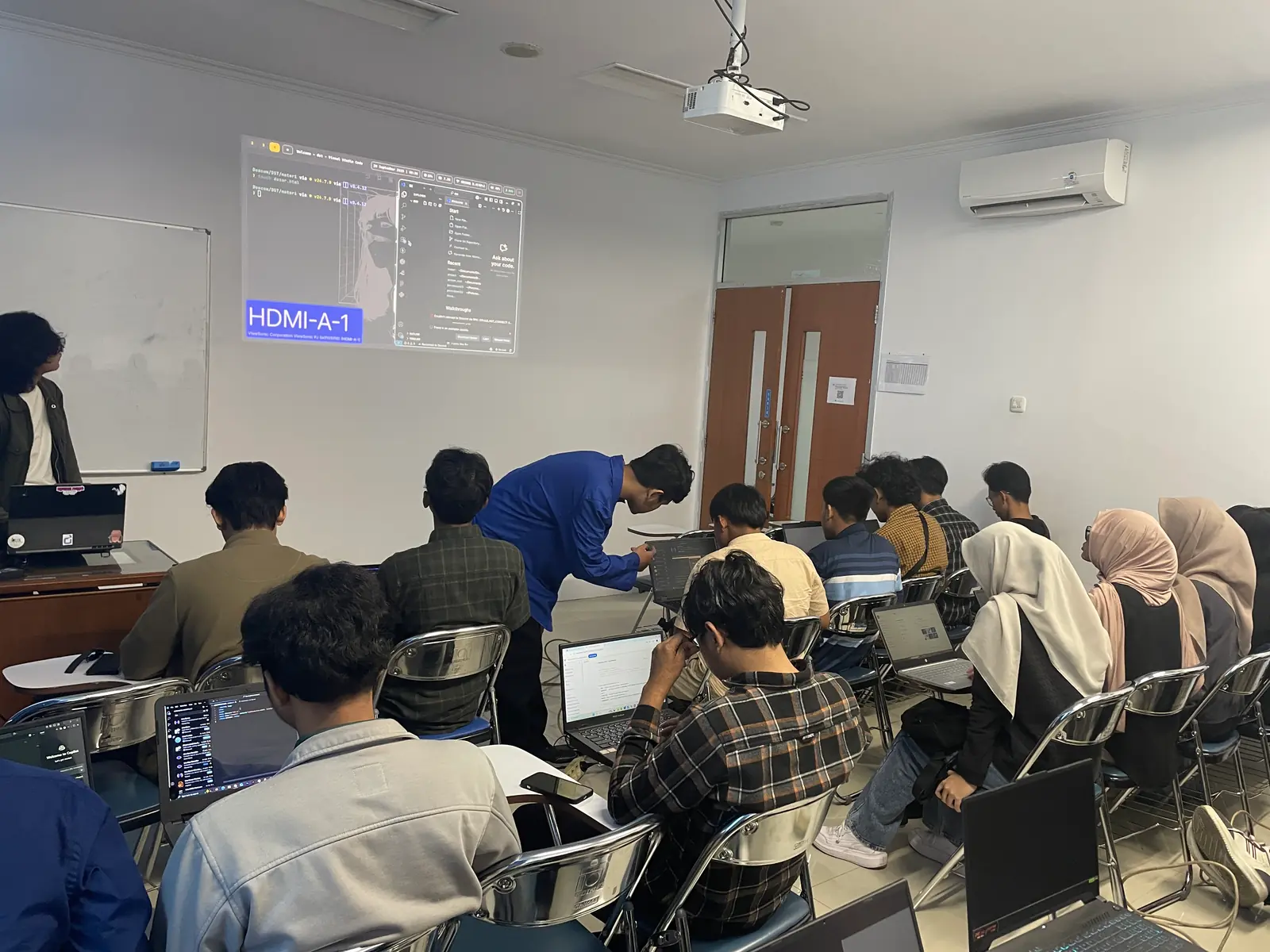 Kelas materi di ruang proyektor