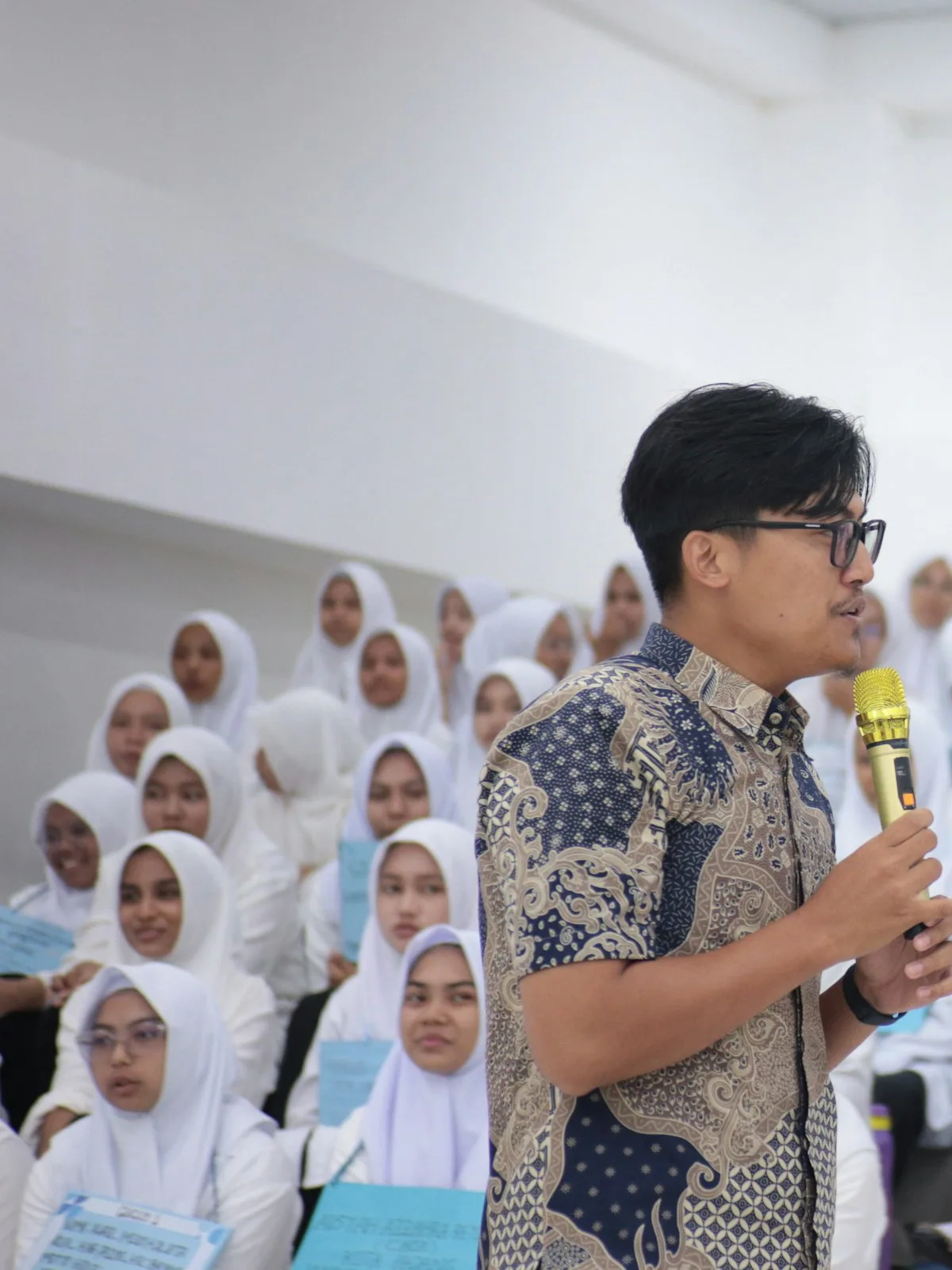 Pembicara divisi Humas sedang berbicara di depan komunitas